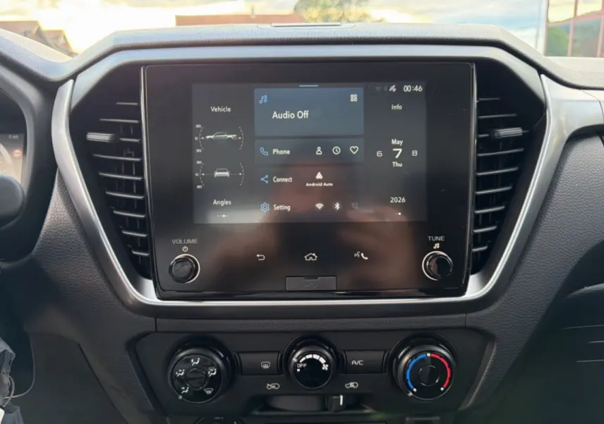 Vue rapprochée de l’écran tactile central et des commandes de climatisation du tableau de bord du pick-up Isuzu D-MAX 2026.