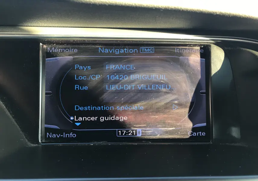 Écran de navigation de l'Audi A5 Coupé 2012 affichant une destination en France, vue de face du tableau de bord.