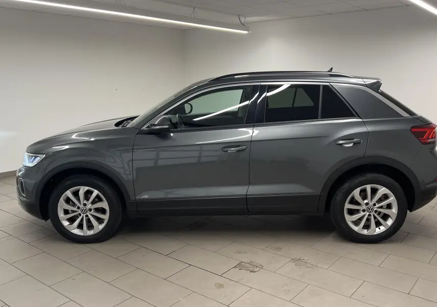Volkswagen T-Roc gris Indium vu de profil côté gauche, avec jantes alliage léger 17'' Johannesburg et écrous antivol.