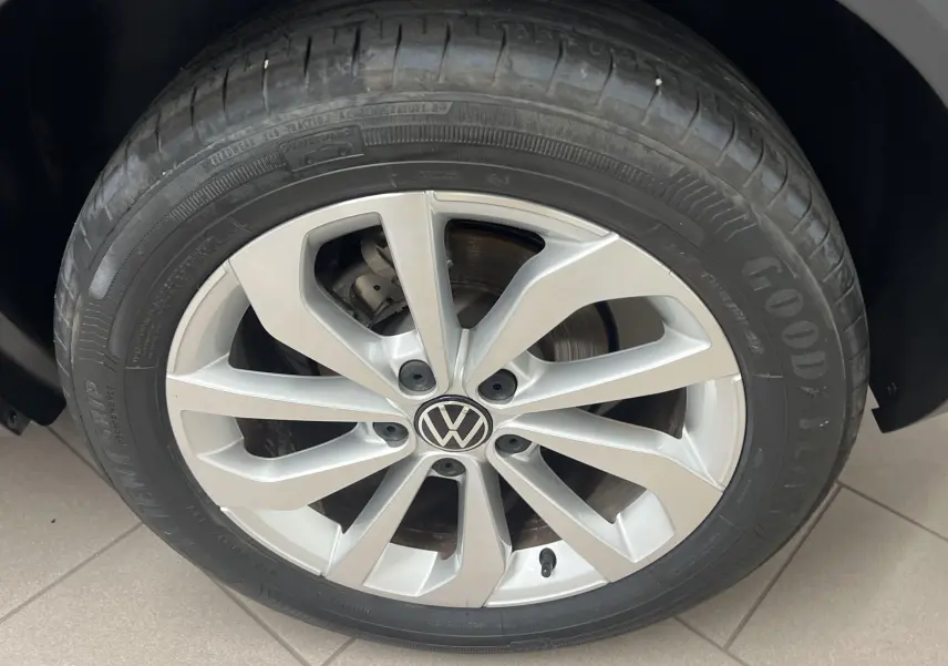 Gros plan sur la jante alliage 17'' Johannesburg avec écrous antivol du Volkswagen T-Roc gris Indium 2024.