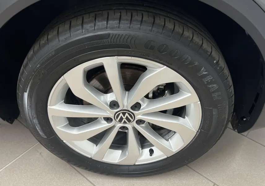 Gros plan sur la jante alliage 17'' Johannesburg gris clair du Volkswagen T-Roc 2024 en gris Indium.