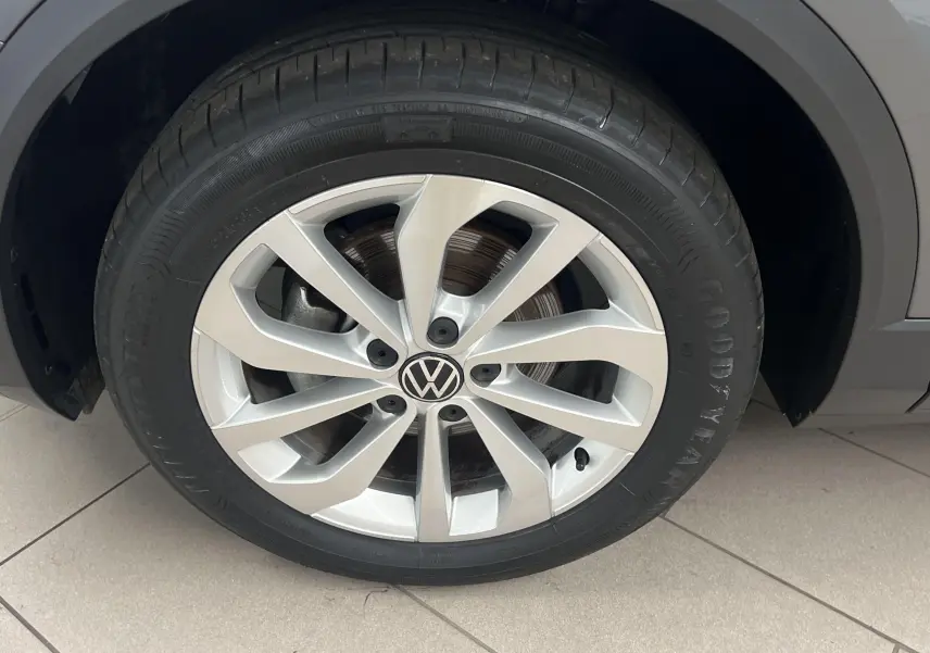 Gros plan sur la jante alliage 17'' Johannesburg avec écrous antivol du Volkswagen T-Roc gris Indium côté avant droit.