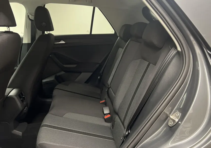 Vue intérieure côté droit des sièges arrière en tissu gris du Volkswagen T-Roc 2024 finition Life.