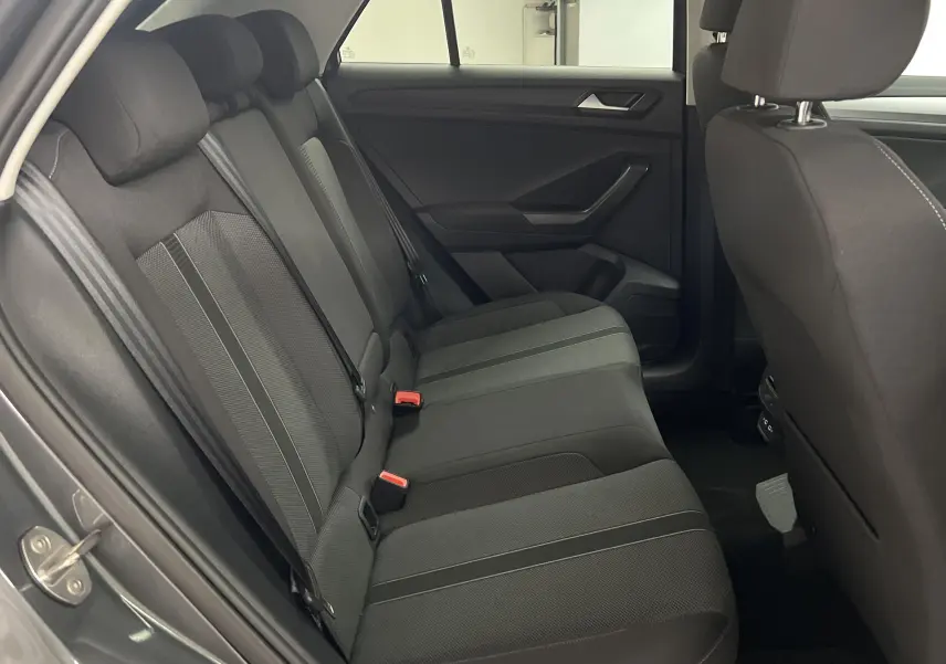 Vue intérieure côté gauche des sièges arrière en tissu gris du Volkswagen T-Roc 2024 finition Life.