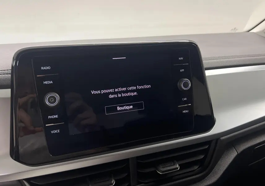 Écran tactile central du tableau de bord du Volkswagen T-Roc 2024 avec interface en mode boutique activable.