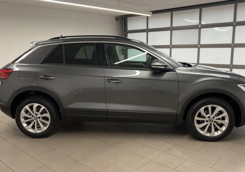 Profil droit du Volkswagen T-Roc 2024 gris Indium avec jantes alliage léger 17'' Johannesburg et écrous antivol.