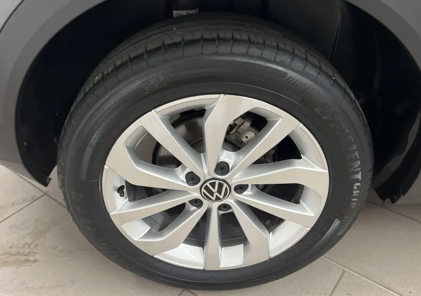 Gros plan sur la jante alliage 17'' Johannesburg avec écrous antivol du Volkswagen T-Roc gris Indium côté droit.