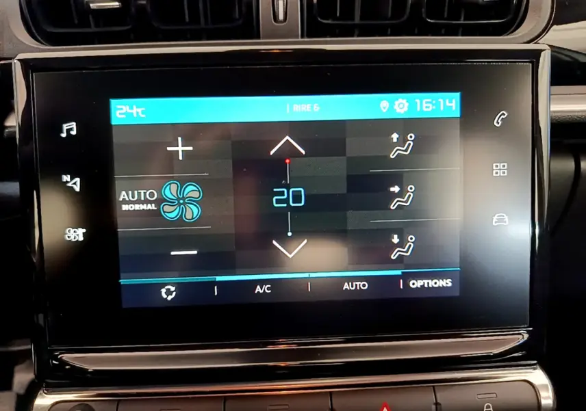 Écran tactile central de la Citroën C3 PureTech 2019 affichant la climatisation automatique à 20 degrés.