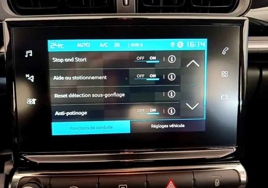 Écran tactile central de la Citroën C3 PureTech 82 affichant les réglages d’aide à la conduite, vue rapprochée intérieure.