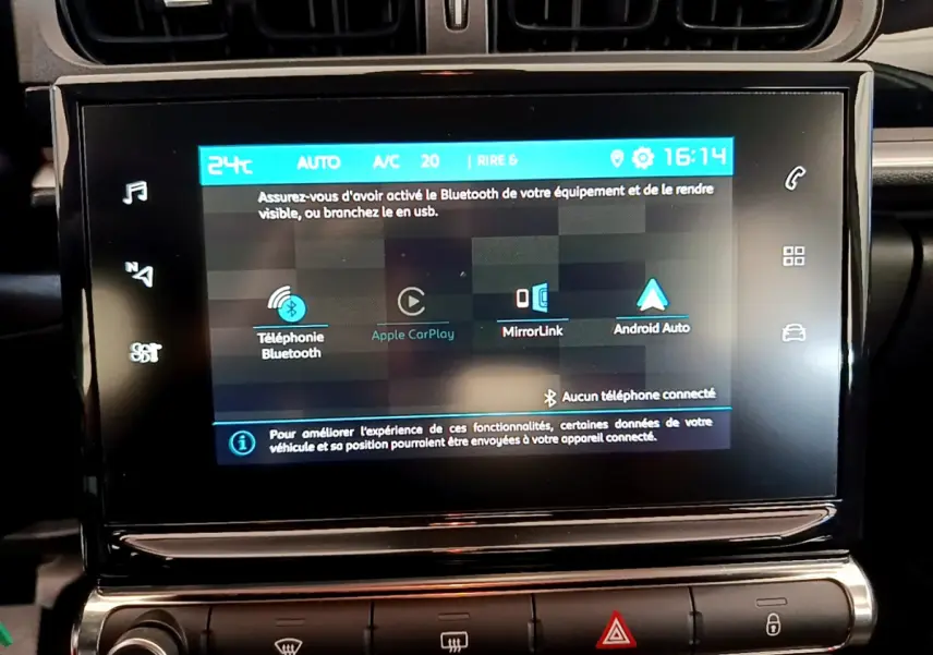 Écran tactile central de la Citroën C3 blanche 2019 affichant les options Apple CarPlay et Android Auto.