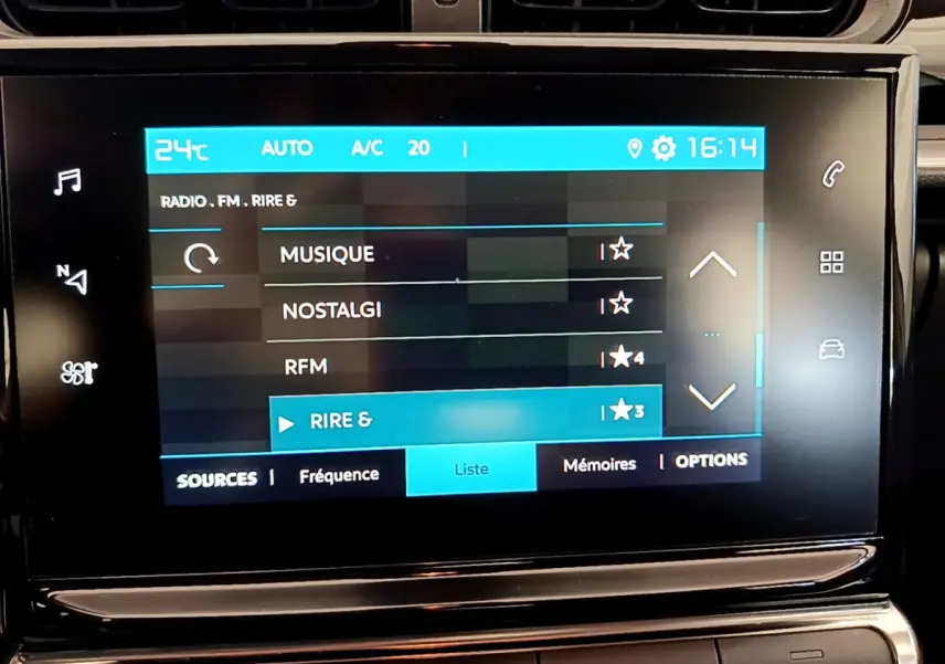 Écran tactile central de la Citroën C3 PureTech 82 blanc affichant les stations radio et la climatisation à 24°C.