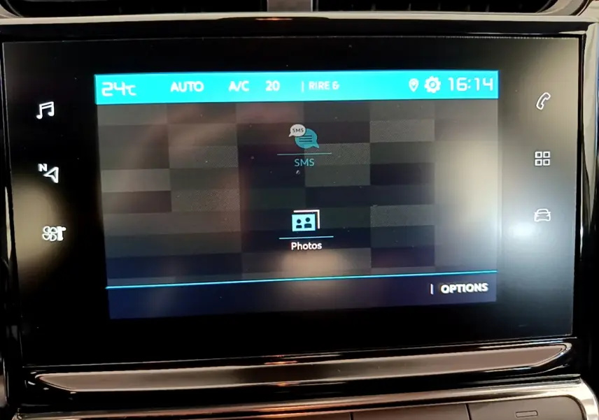 Écran tactile central de la Citroën C3 PureTech 82 blanc, affichant les options SMS et photos à 16h14.