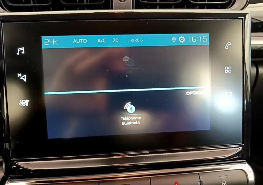 Écran tactile central affichant la téléphonie Bluetooth dans le tableau de bord d'une Citroën C3 blanche de 2019.