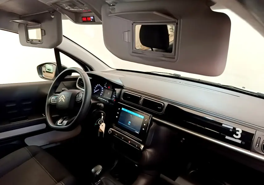 Intérieur de la Citroën C3 PureTech 82, vue côté conducteur sur tableau de bord et écran tactile central.