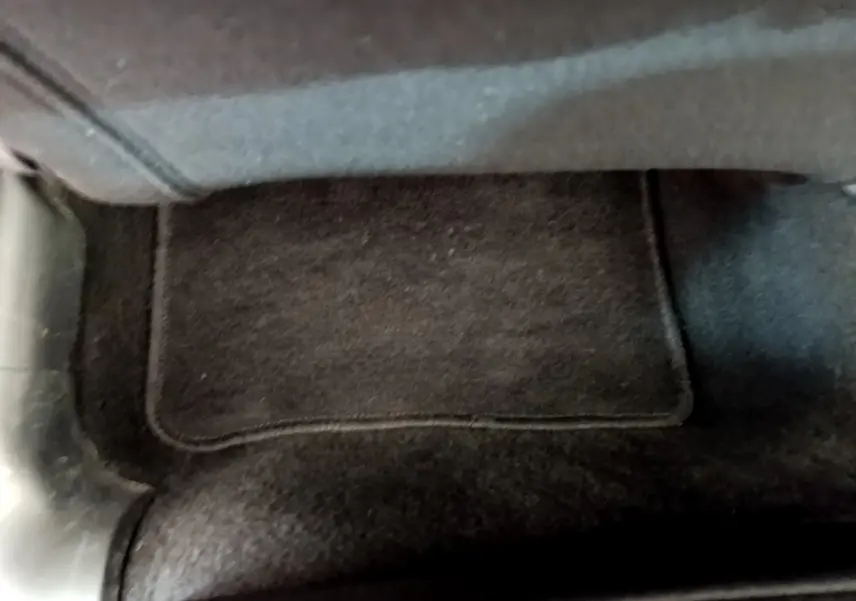 Gros plan sur le tapis de sol noir côté passager avant d'une Citroën C3 blanche 2019 PureTech Graphic