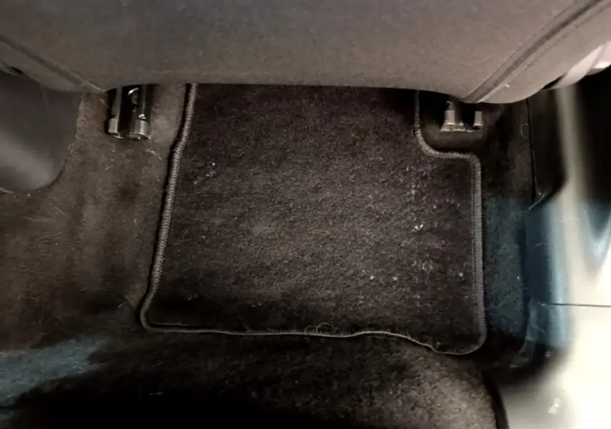 Vue rapprochée du tapis de sol noir côté passager avant d'une Citroën C3 PureTech 82 S&S BVM Graphic blanche de 2019