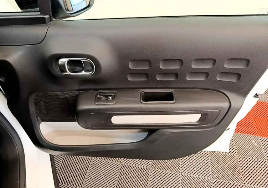 Vue rapprochée de la porte avant gauche noire et blanche de la Citroën C3 PureTech 82 S&S BVM Graphic 2019.