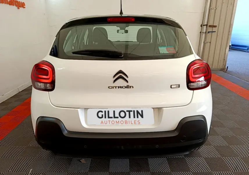 Vue arrière d'une Citroën C3 blanche de 2019 avec feux arrière distinctifs et logo centré sur un fond clair.