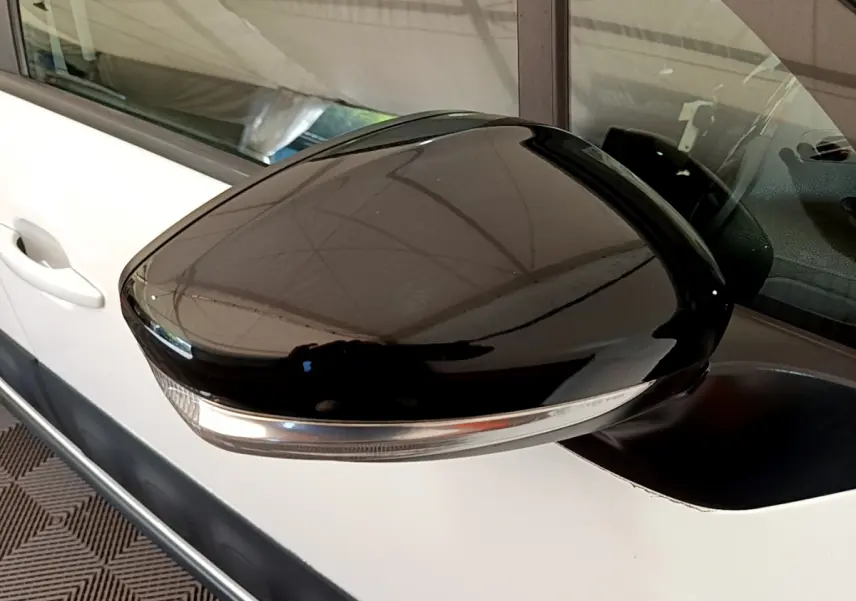 Rétroviseur côté gauche noir brillant avec clignotant intégré sur Citroën C3 blanc 2019 PureTech Graphic