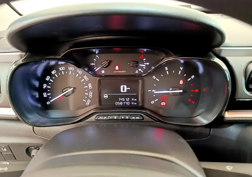 Tableau de bord noir de la Citroën C3 PureTech 2019, affichage numérique et compteurs analogiques visibles.