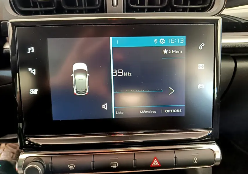 Écran tactile central de la Citroën C3 PureTech 82 blanc, affichant la radio et les options de menu.
