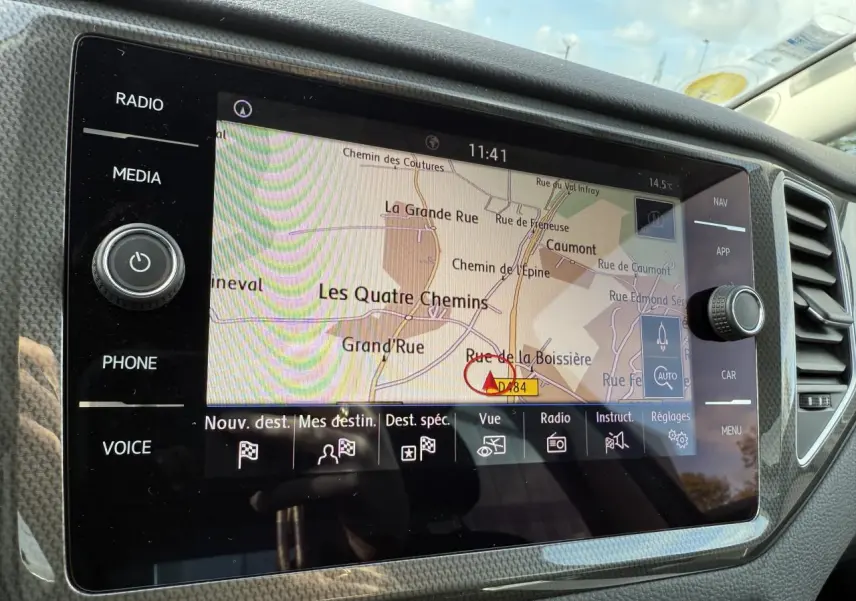 Écran tactile du système de navigation Discover Media dans le tableau de bord d'une Volkswagen Golf Sportsvan gris Urano.