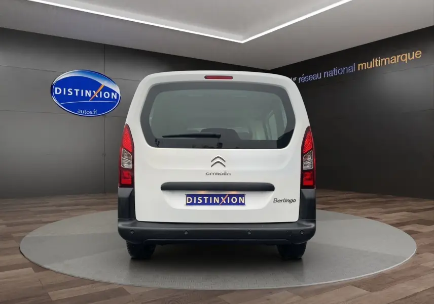 Vue arrière du Citroën Berlingo blanc 2018, version Van M BlueHDi 75 Club, avec logo et feux rouges visibles.