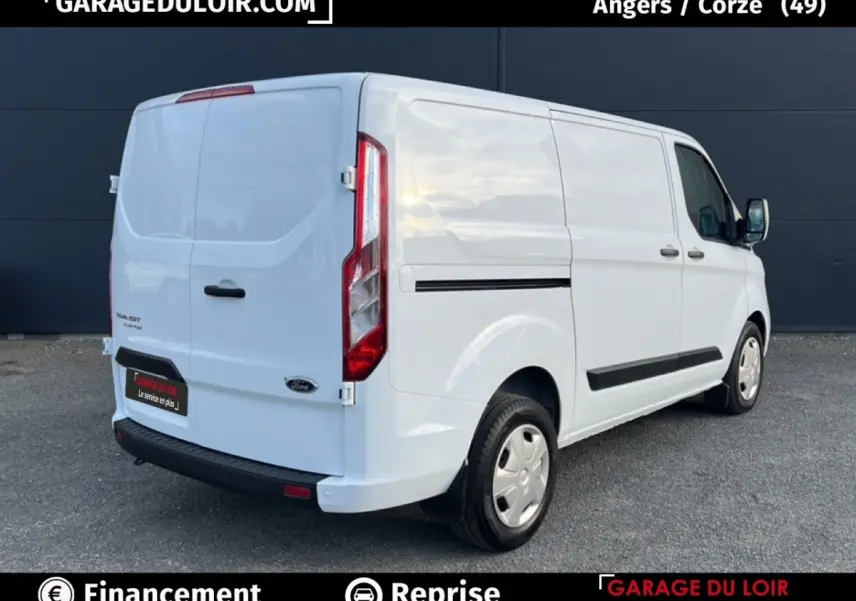 Vue 3/4 arrière droite d'un fourgon Ford Transit Custom blanc 2023 avec feux arrière verticaux et jantes acier.