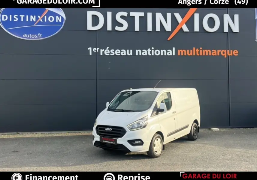 Ford Transit Custom blanc en 3/4 avant droit devant un mur gris avec logo Distinxion.