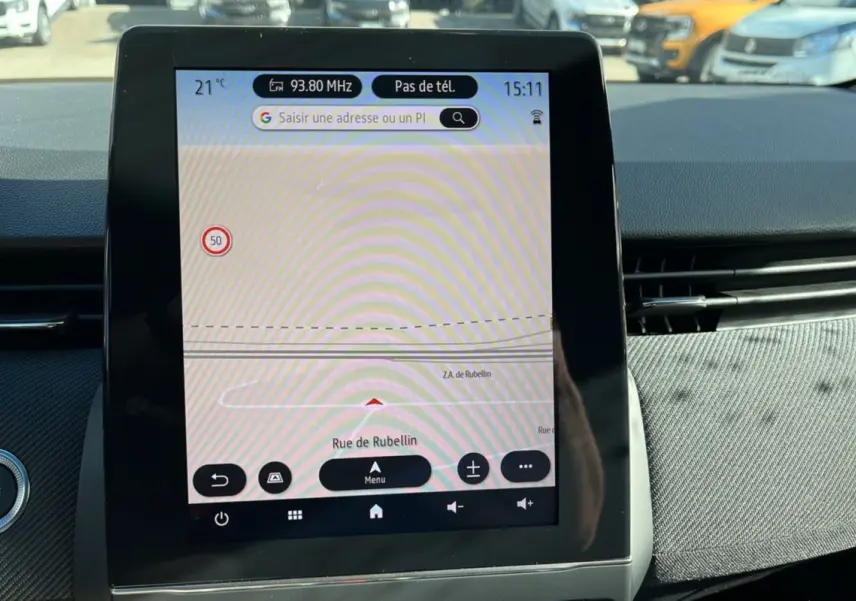 Écran tactile central de la Renault Clio V E-TECH 145 Esprit Alpine Bose affichant la navigation GPS Rue de Rubellin.