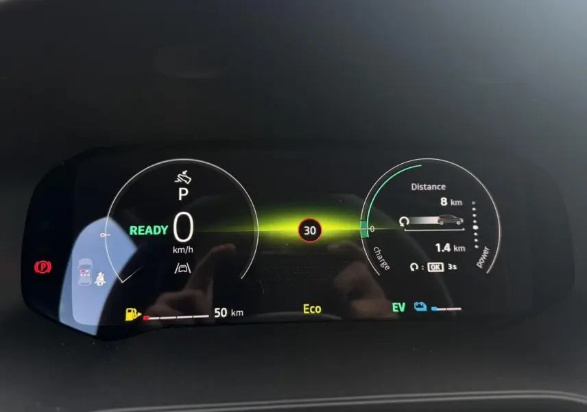 Tableau de bord numérique du Renault Captur 2026 affichant la vitesse, autonomie, mode Eco et indicateurs hybrides.