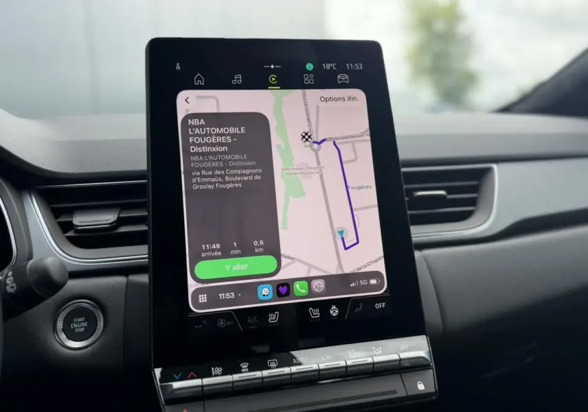 Vue intérieure du tableau de bord du Renault Captur gris Rafale, avec écran tactile central affichant la navigation.