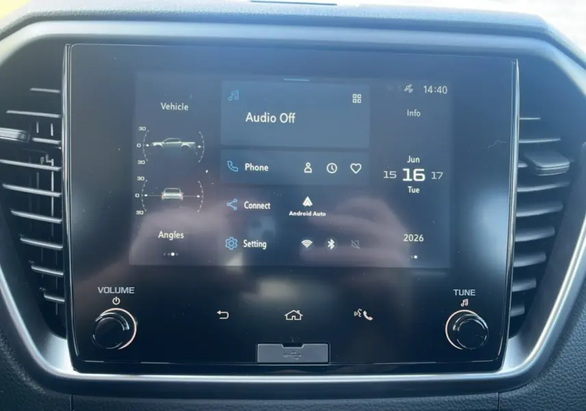 Écran tactile central de l'Isuzu D-MAX 2026 affichant le menu principal avec Android Auto, vu de face.