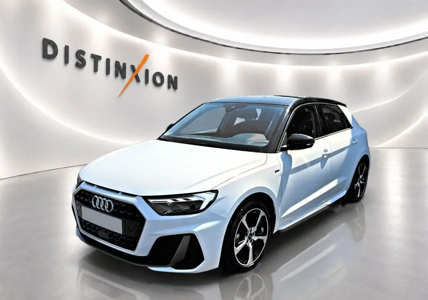 Audi A1 Sportback blanc et noir vue 3/4 avant droit avec jantes alliage et toit noir brillant dans showroom.