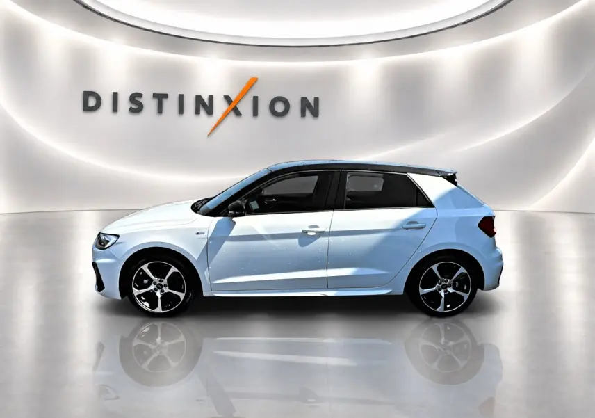 Audi A1 Sportback blanc à toit noir en profil droit, avec jantes alliage et becquet arrière visible.