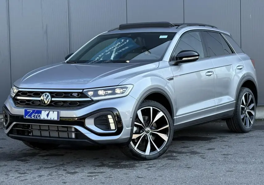 Volkswagen T-Roc gris pyrite en 3/4 avant droit avec jantes alliage 19" Misano et toit ouvrant ouvert.