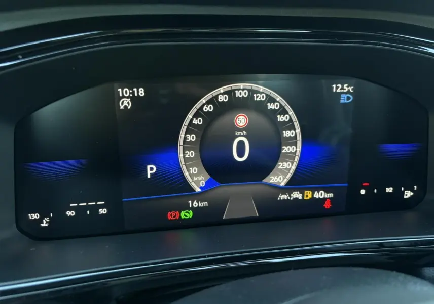 Combiné d'instruments digital du Volkswagen T-Roc 2.0 TDI 150 DSG7 R-Line affichant vitesse, température et alertes.