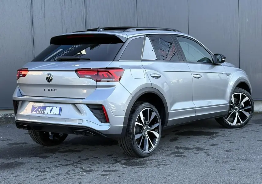 Volkswagen T-Roc gris pyrite en 3/4 arrière droit avec jantes alliage 19" et toit ouvrant visible