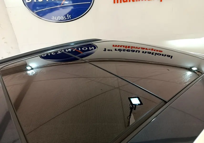 Toit panoramique en verre de l'Audi Q3 bleu 35 TDI 150 S tronic Business Line vu de dessus en intérieur