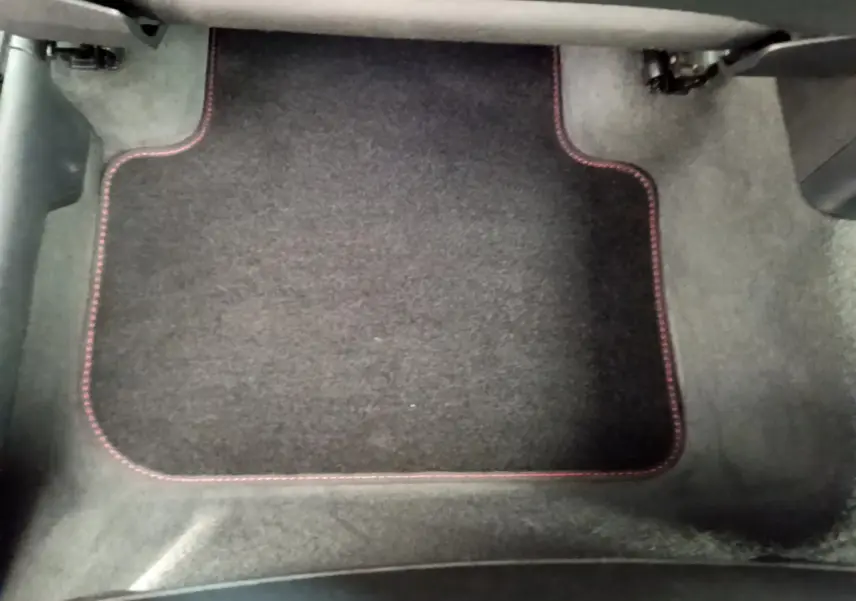 Tapis de sol noir avec surpiqûres rouges dans l'habitacle d'un Audi Q3 35 TDI 150 S Tronic Business Line bleu 2020