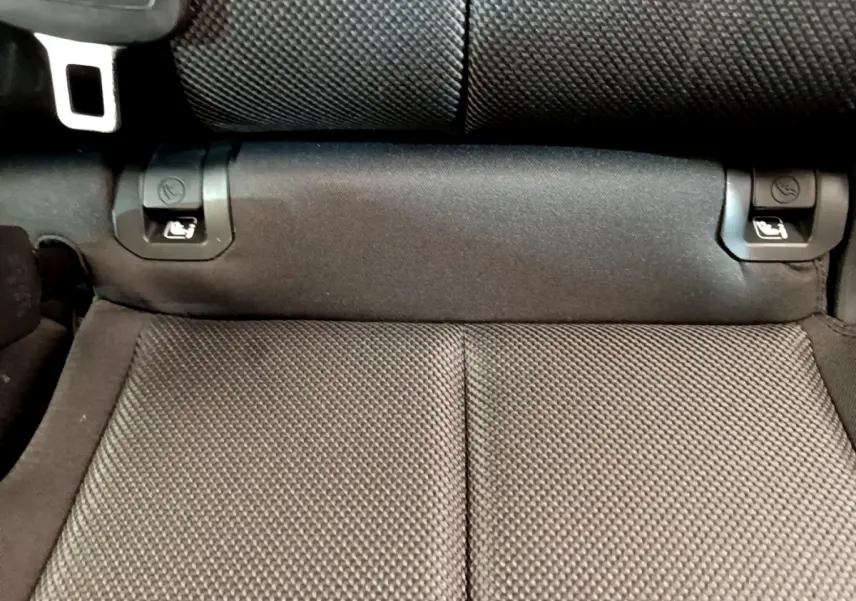 Gros plan sur la banquette arrière noire de l'Audi Q3 35 TDI 2020 avec fixations Isofix visibles.