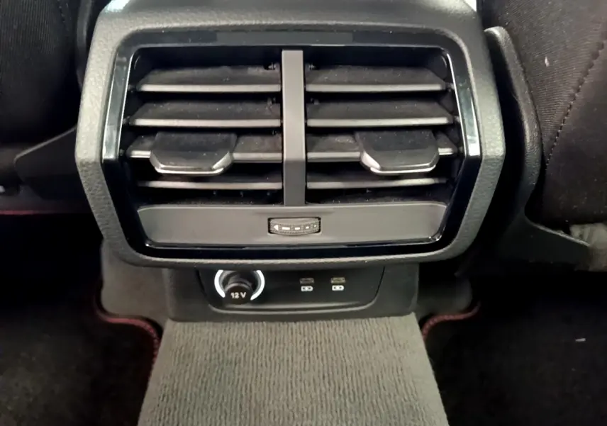 Gros plan sur la sortie d'air arrière noire et les ports USB-C du coffre de l'Audi Q3 bleu 35 TDI 2020