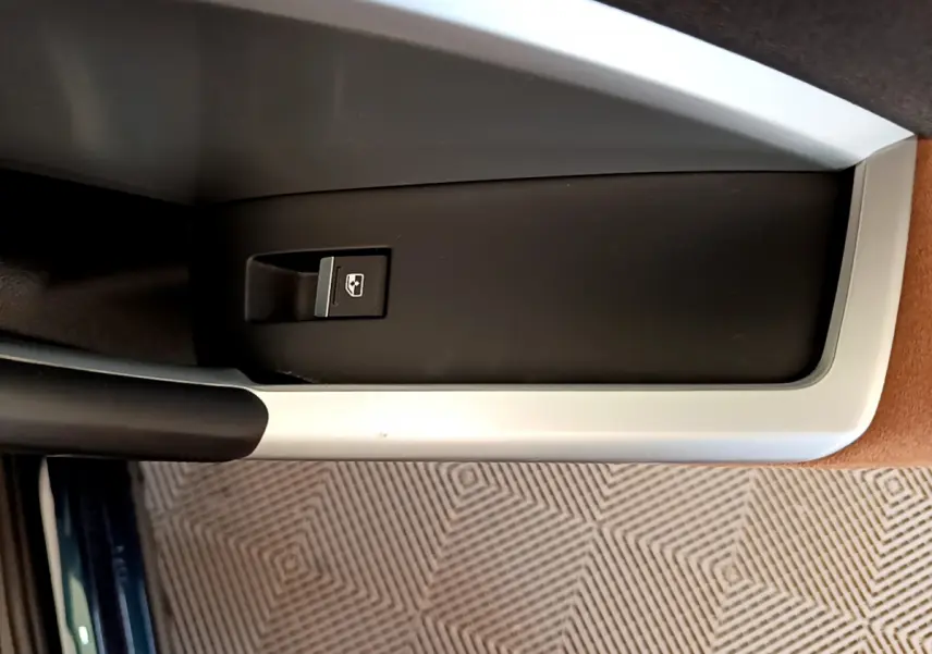 Bouton de commande de lève-vitre sur la porte intérieure côté conducteur d'un Audi Q3 bleu 2020.