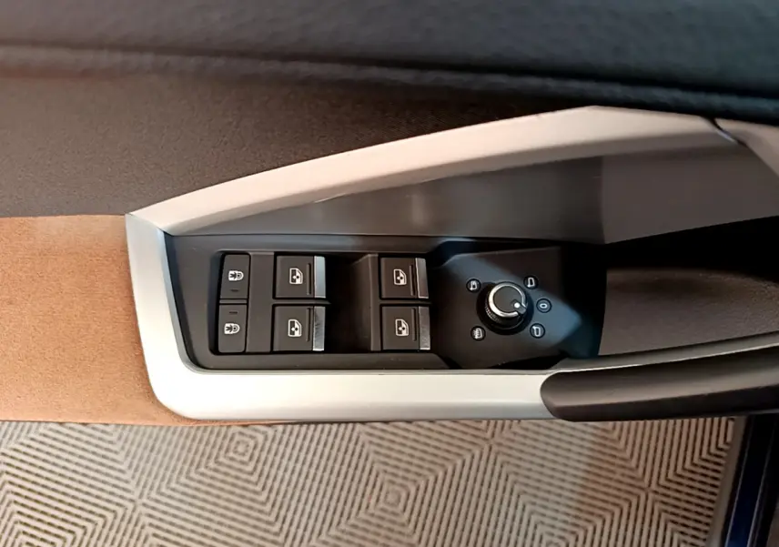 Commande des vitres et rétroviseurs côté conducteur de l'Audi Q3 bleu 35 TDI 2020, avec insert beige et noir.
