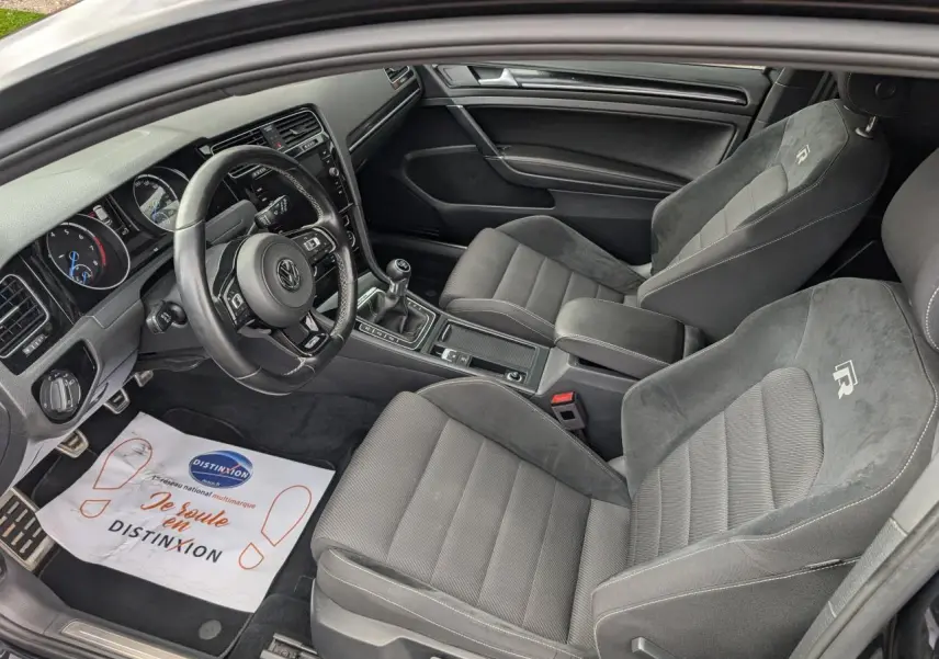Intérieur noir de Volkswagen Golf R 2017 vu côté conducteur, sièges sport avec logo R et volant cuir multifonction.
