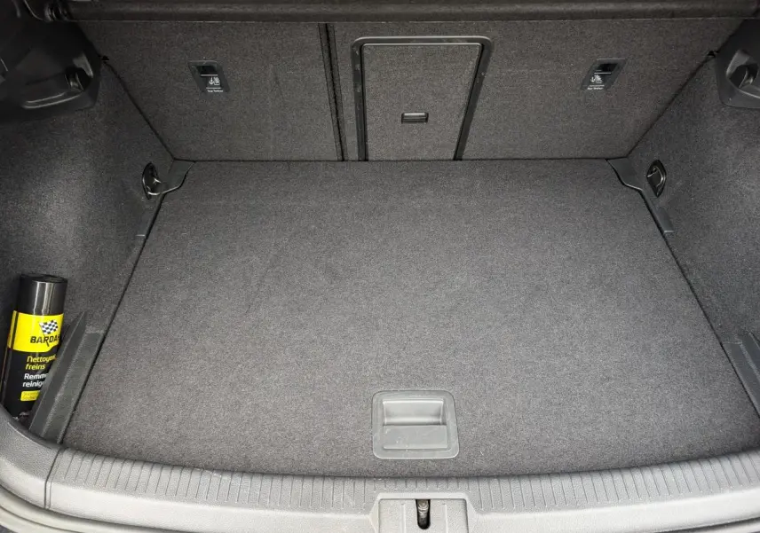 Coffre spacieux et propre de Volkswagen Golf 2.0 TSI R 2017, vue intérieure arrière avec tapis gris.