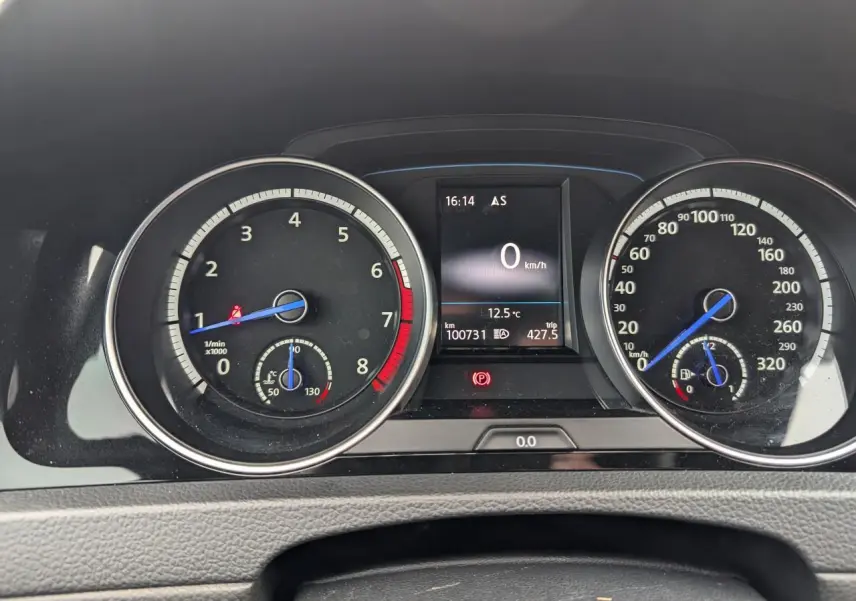 Tableau de bord de Volkswagen Golf 2.0 TSI R 2017, affichage digital et compteurs avec aiguilles bleues.