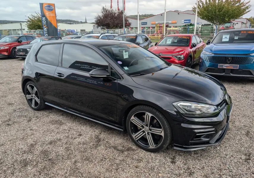 Volkswagen Golf VII R 4Motion noire vue en 3/4 avant droit avec jantes alliage et vitres teintées.