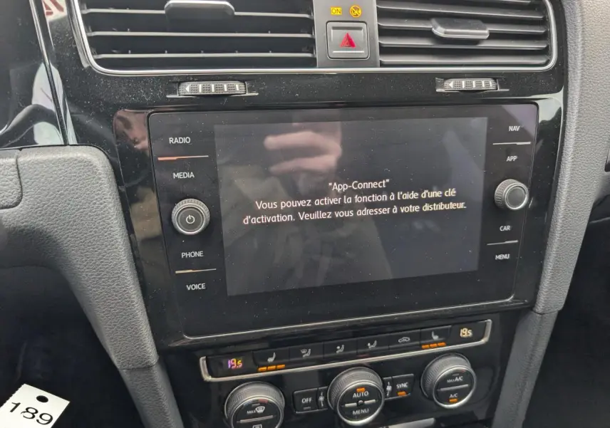 Écran tactile central avec message App-Connect dans l'habitacle noir de la Volkswagen Golf R 2017.