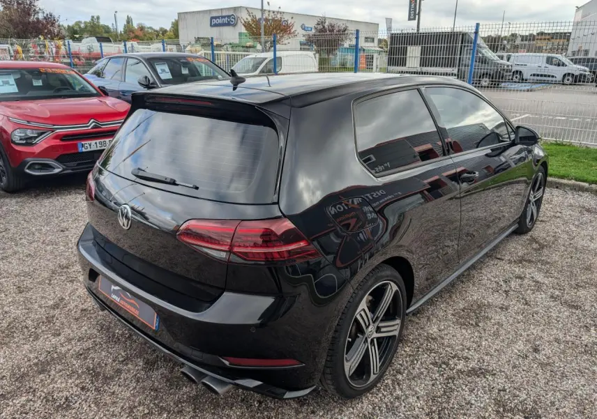 Volkswagen Golf R 4Motion noire vue 3/4 arrière droit avec jantes alliage et vitres teintées.